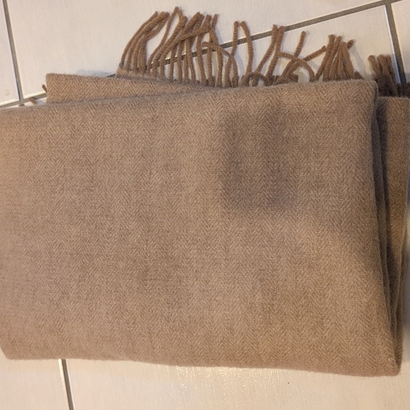 Aritzia Babaton Herringbone rectangle wool scarf - Picture 4 of 7